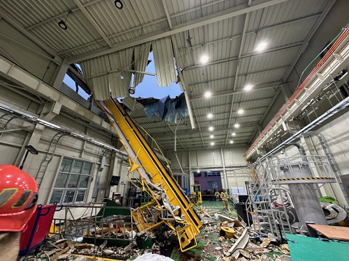 15일 오후 4시39분 대전시 유성구 장동에 위치한 선박해양플랜트연구소에서 크레인 붕괴 사고가 발생했다.  대전소방본부 제공